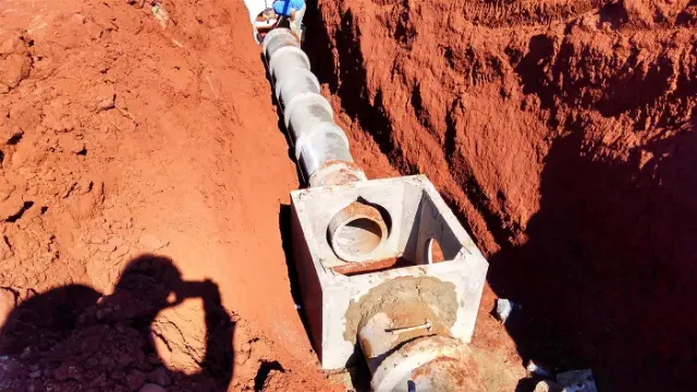 Execução de rede de água pluvial em vala