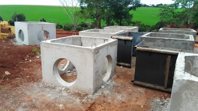 Pré-moldados em concreto no pátio da Moega